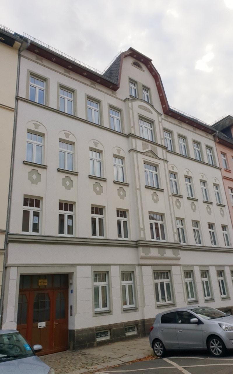 Hausansicht mit Einfahrt