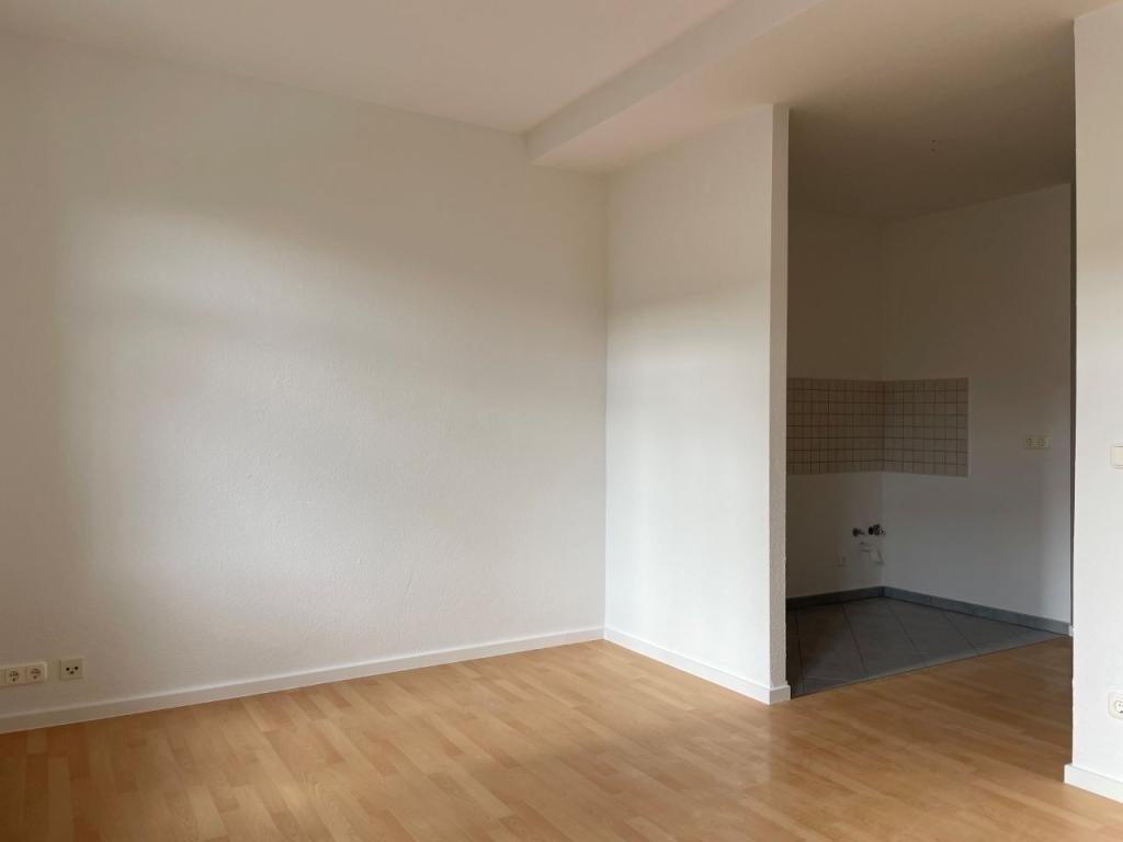 Wohnzimmer mit offener Küche