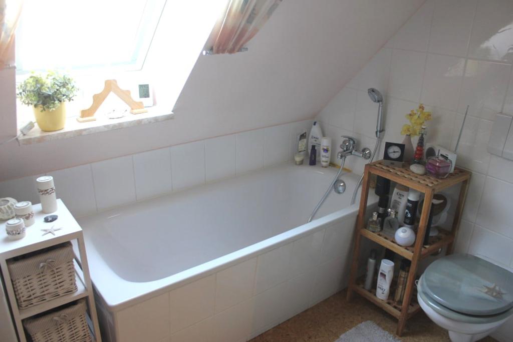 Bad mit Wanne, Dusche, WC, Waschbecken und Fenster