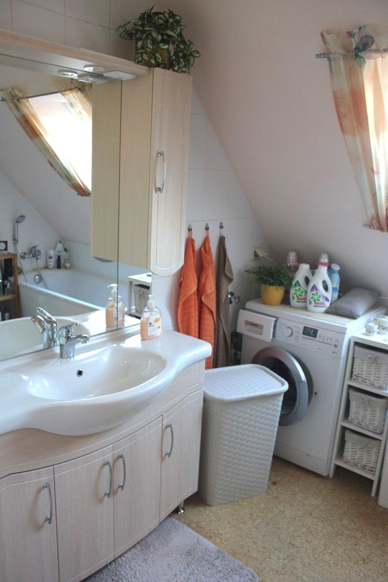 Bad mit Wanne, Dusche, WC, Waschbecken und Fenster