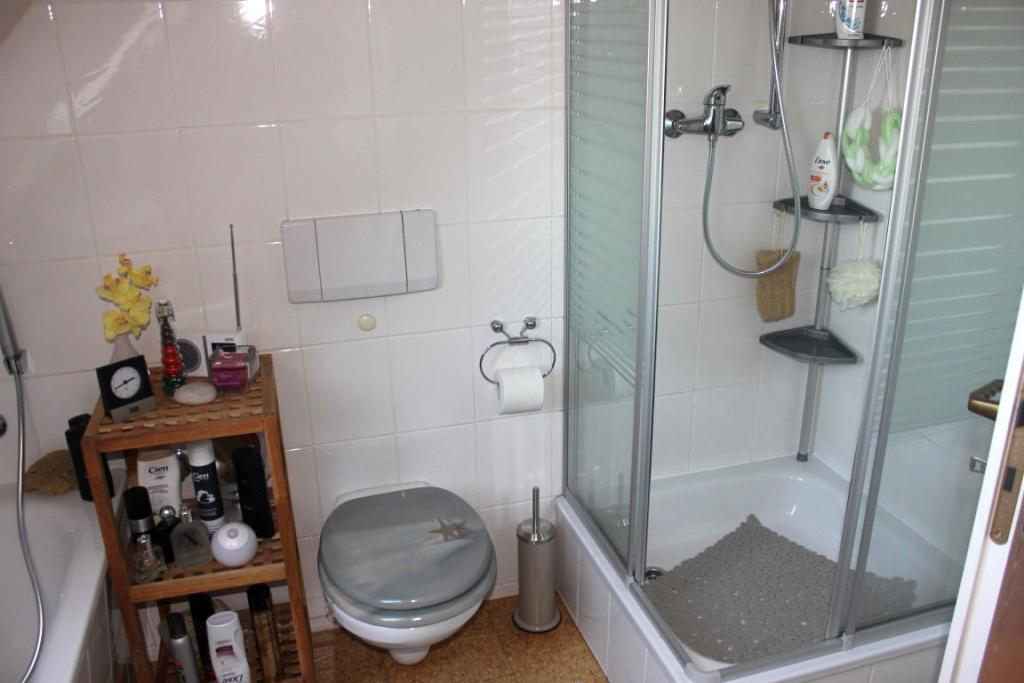 Bad mit Wanne, Dusche, WC, Waschbecken und Fenster