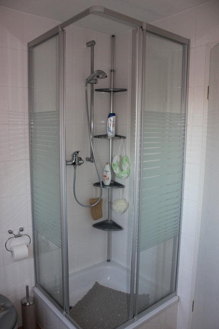 Bad mit Wanne, Dusche, WC, Waschbecken und Fenster