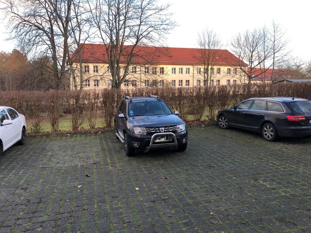 Stellplatz für PKW vor dem Haus