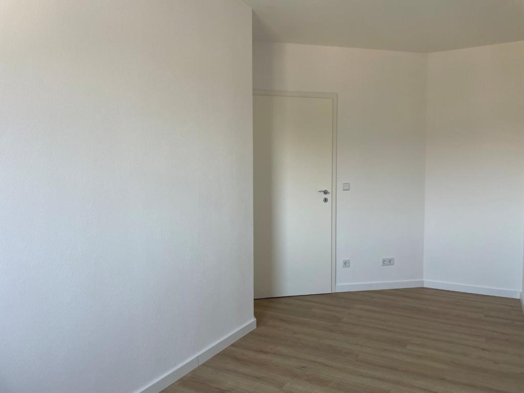 Kinderzimmer mit Tür zum Flur