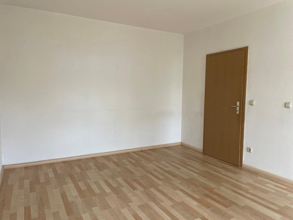 Wohnzimmer mit Tür zum Flur