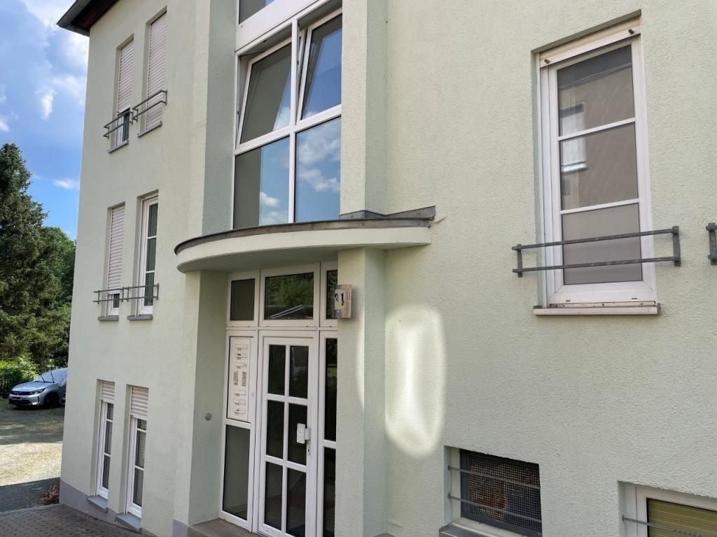 Hauseingang mit Wohnung im Souterrain links