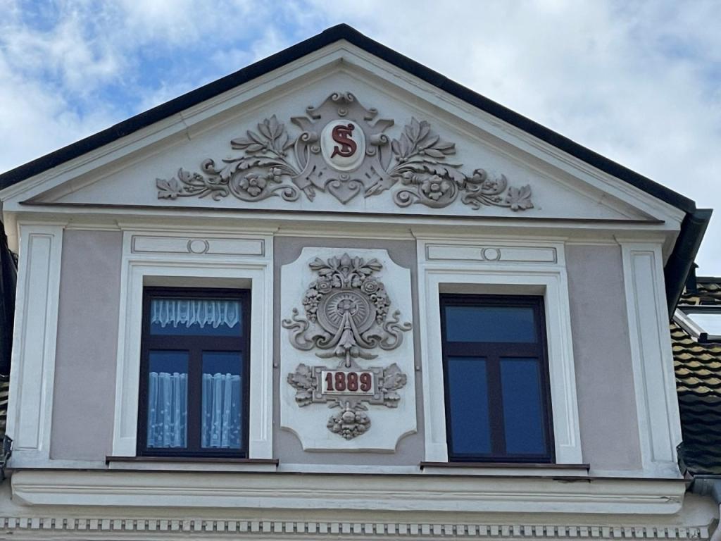 Detail Wappen mit Baujahr