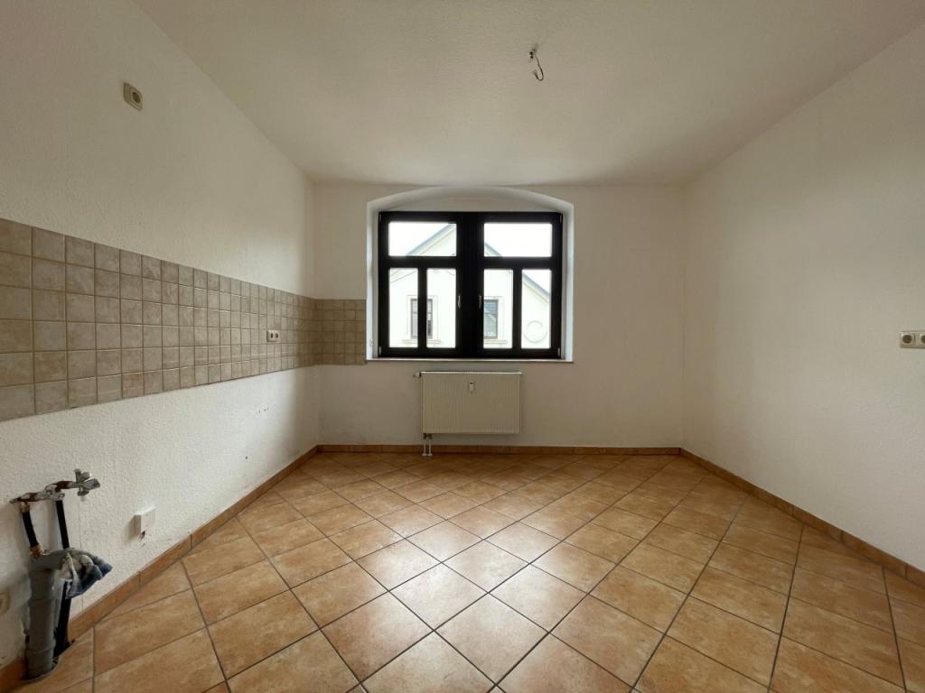 Küche mit Fenster und Fliesenspiegel