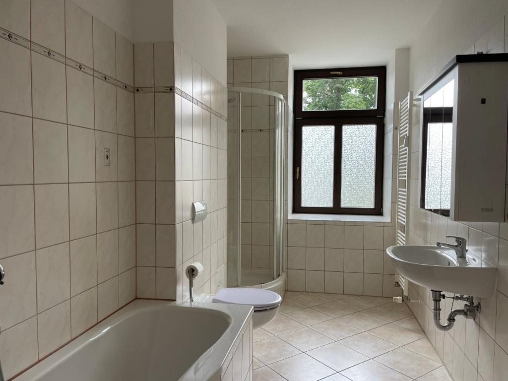 Bad mit Wanne und Dusche