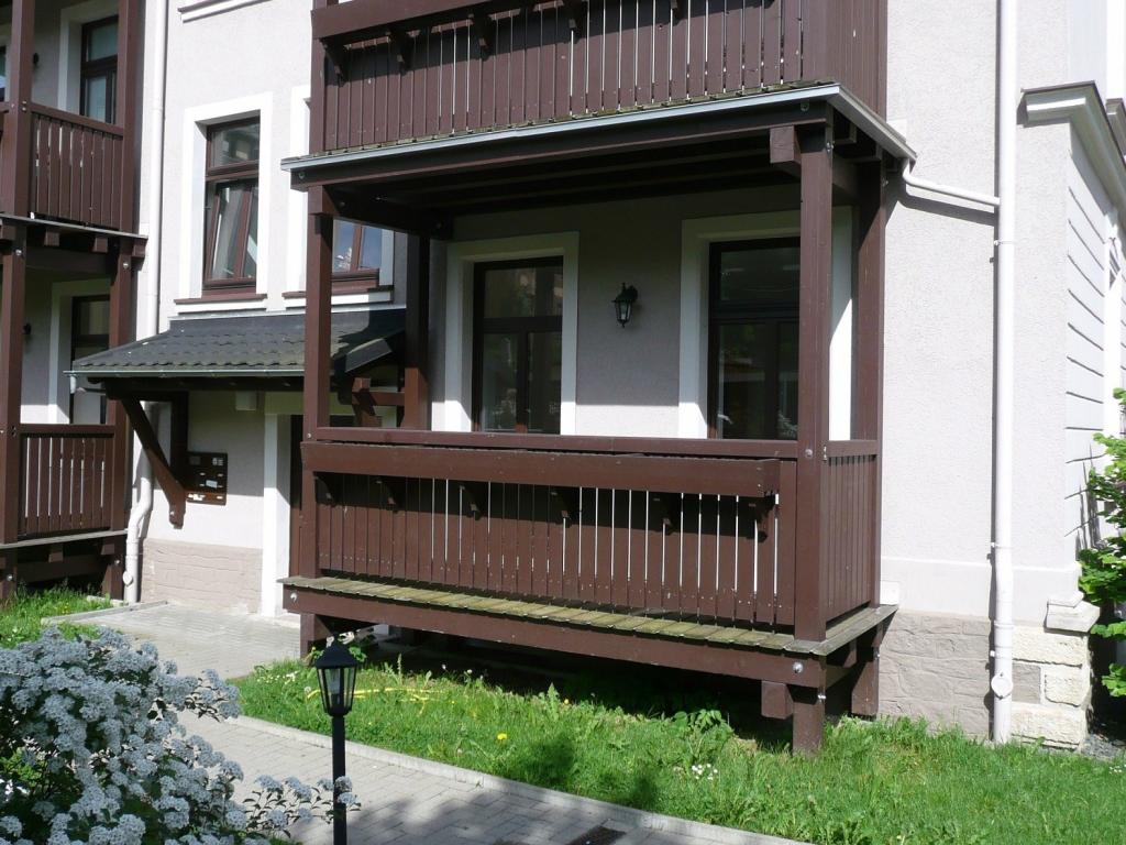 Außenansicht mit Balkon
