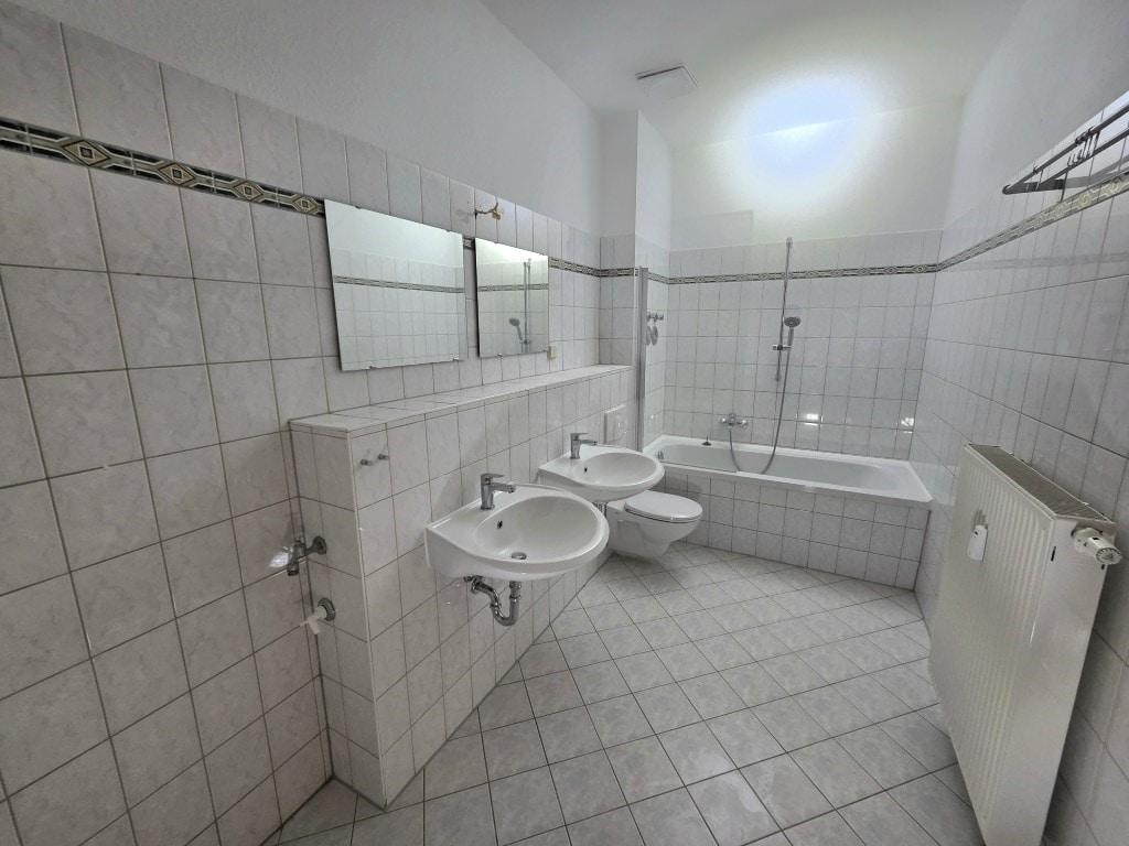 Bad mit Doppelwaschtisch und Wanne