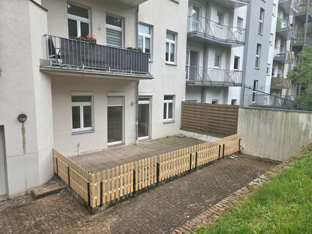 Blick vom Garten auf die Terrasse