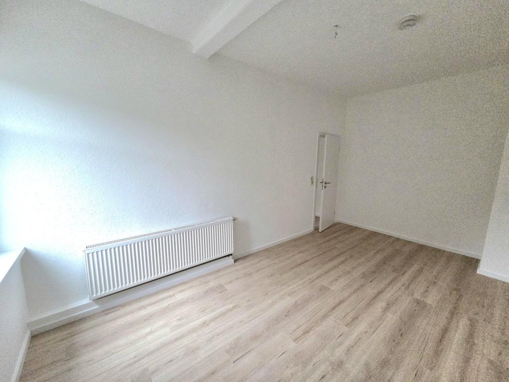 Schicke 3-Zimmer-Dachgeschosswohnung in zentraler Lage von Stollberg! - Foto 3