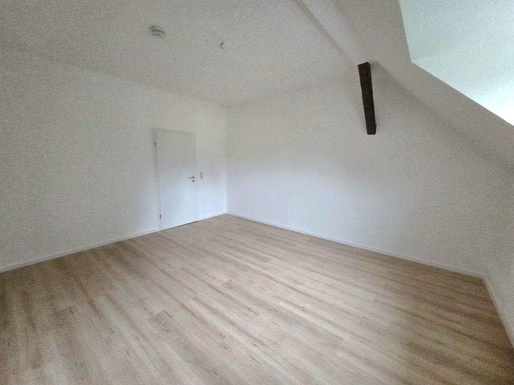 Schicke 3-Zimmer-Dachgeschosswohnung in zentraler Lage von Stollberg! - Foto 5