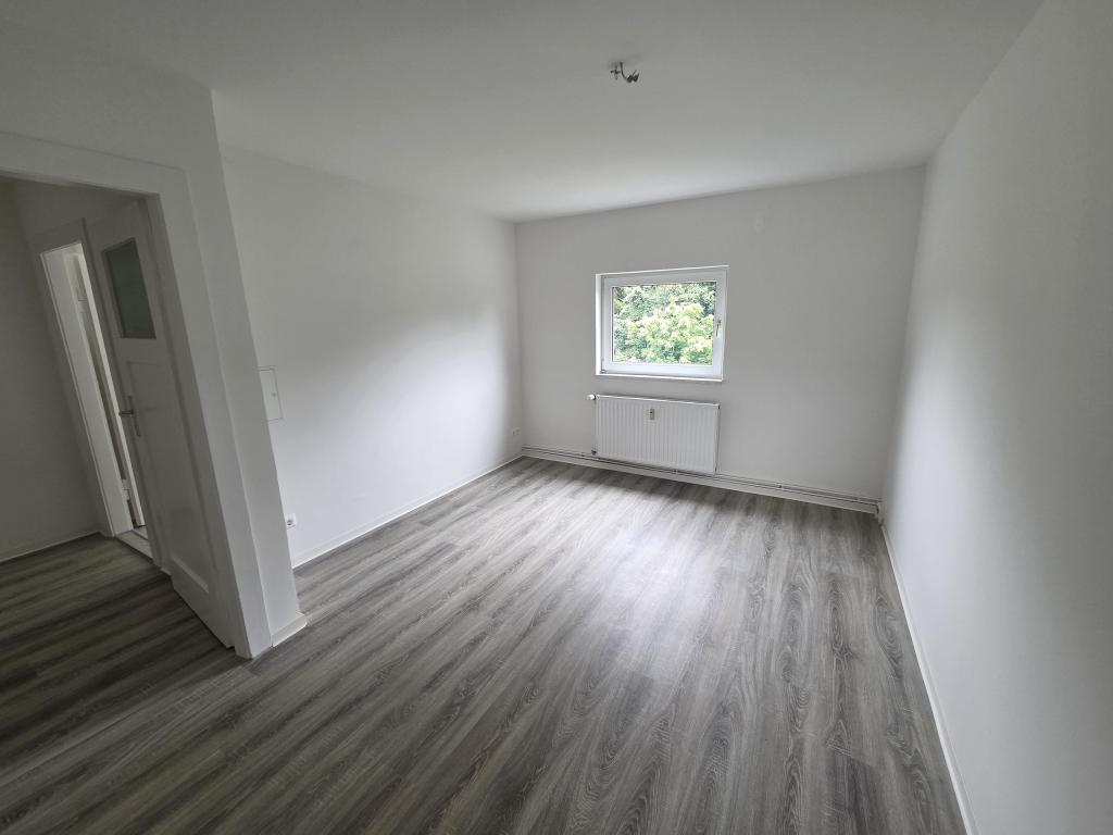 Helle 3-Zimmer-Dachgeschosswohnung mit Sichtbalken in Chemnitz-Hilbersdorf! - Photo 2