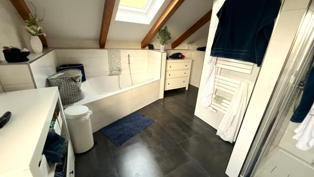 Masterbad mit Dusche, Eckwanne, WC und Doppelwaschbecken