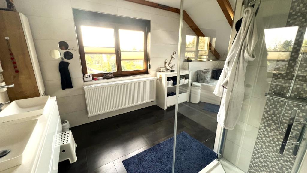 Masterbad mit Dusche, Eckwanne, WC und Doppelwaschbecken