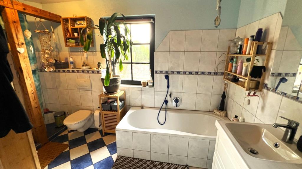 Masterbad mit Wanne, Dusche und WC