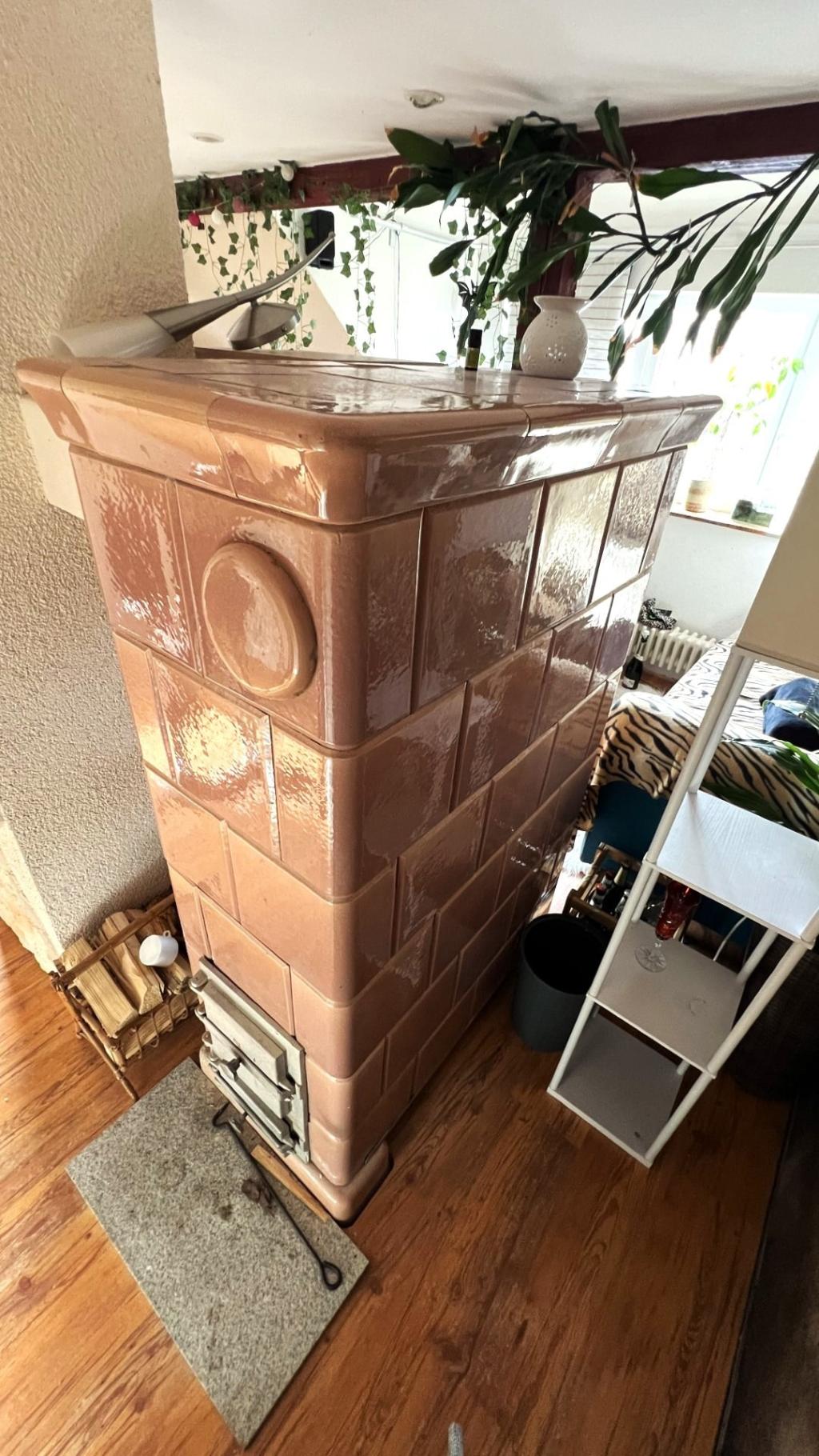 Arbeitszimmer mit Kachelofen im Dachgeschoss