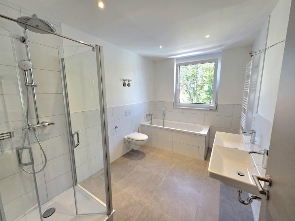 Erstbezug! Moderne 4-Zimmer Wohnung mit Garagenstellplatz - Photo 4
