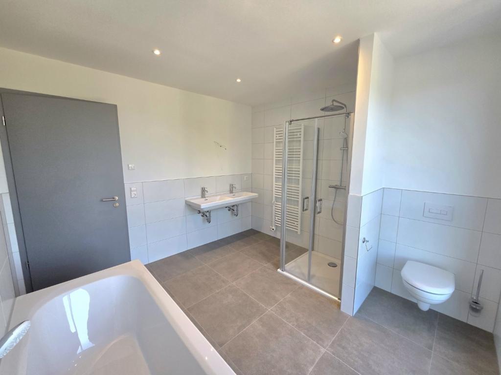 Erstbezug! Moderne 3-Zimmer-Penthousewohnung mit Garage! - Photo 2
