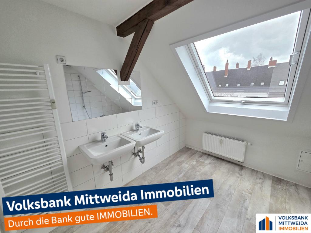 Gemütliche 3-Zimmer-Dachgeschosswohnung mit Sichtbalken in Chemnitz-Hilbersdorf! - Photo 2