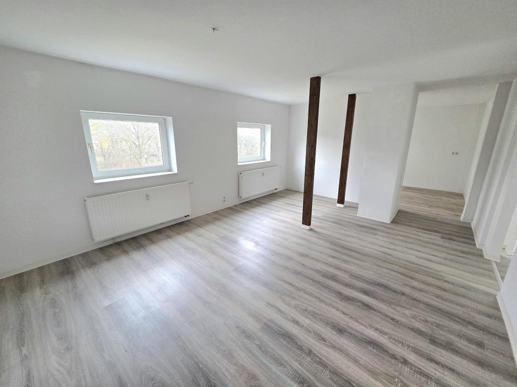 Gemütliche 3-Zimmer-Dachgeschosswohnung mit Sichtbalken in Chemnitz-Hilbersdorf! - Photo 1