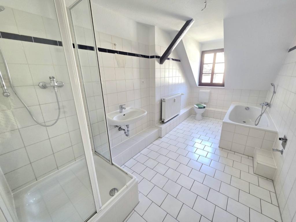 Viel Platz unterm Dach: 5‑Zimmer-Wohnung mit Sichtbalken & Tageslichtbad! - Photo 4