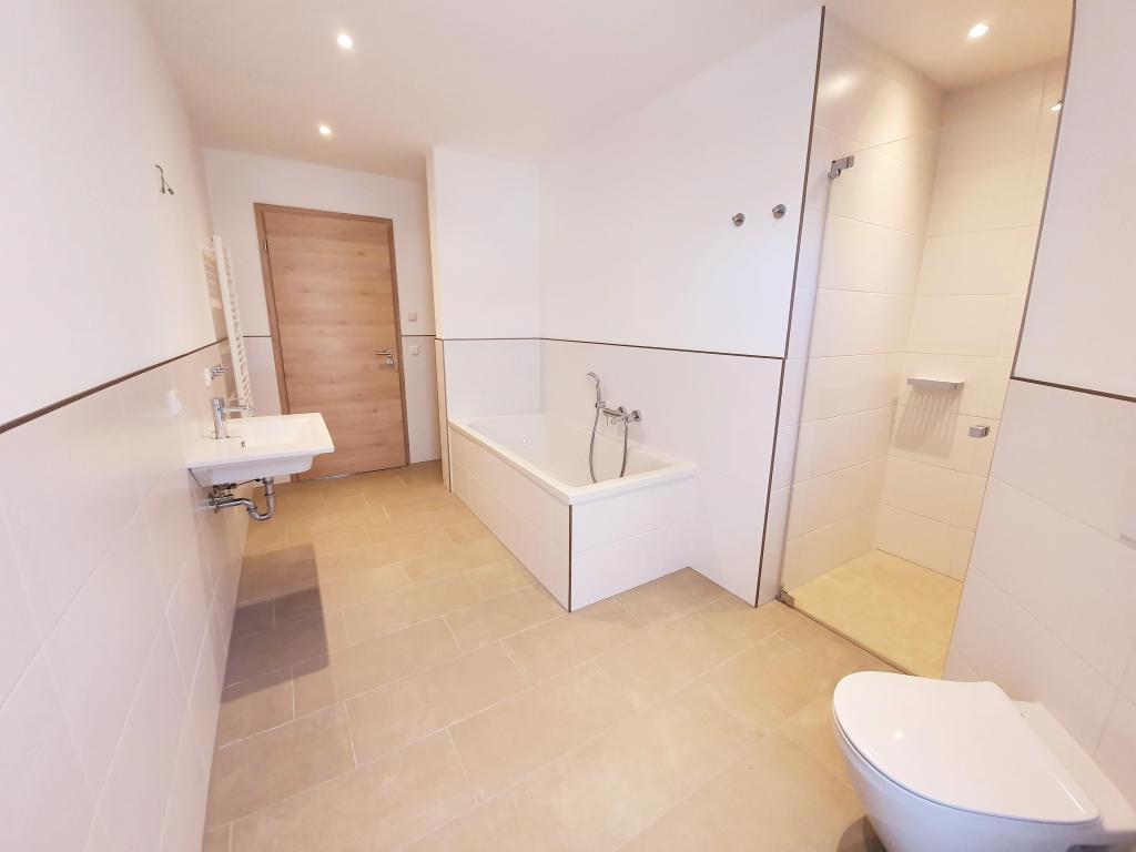 Schöne 3-Zimmer-Wohnung mit Balkon im 1.OG -Neubau-Tiefgarage Fahrstuhl- - Photo 2