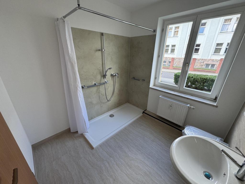 Frisch renovierte 3-Raum-Wohnung mit Balkon und bodentiefer Dusche! - Photo 2