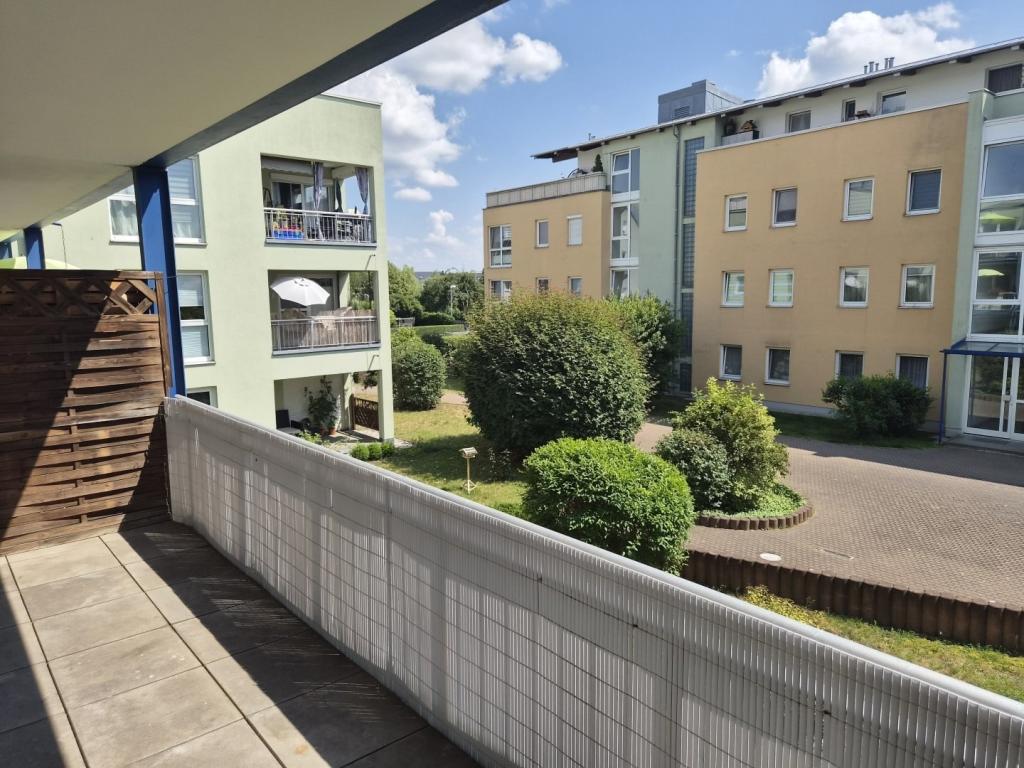 Grüne Aussichten inklusive! Helle 2-Zimmer-Wohnung mit Balkon - Photo 4