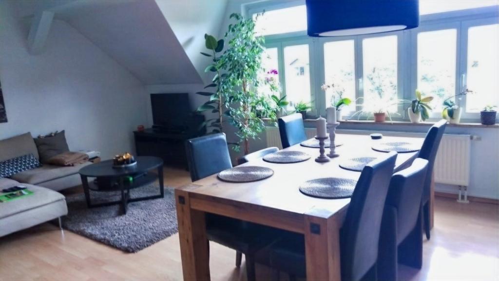 Ab 01.11 - Gepflegte 86 m² Wohnung mit Keller, Balkon und Tageslichtbad im Dachgeschoss - Photo 2