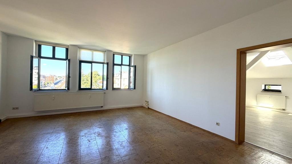 Zentral gelegene 3-Zimmer Wohnung im Dachgeschoss mit Einbauküche - Photo 3