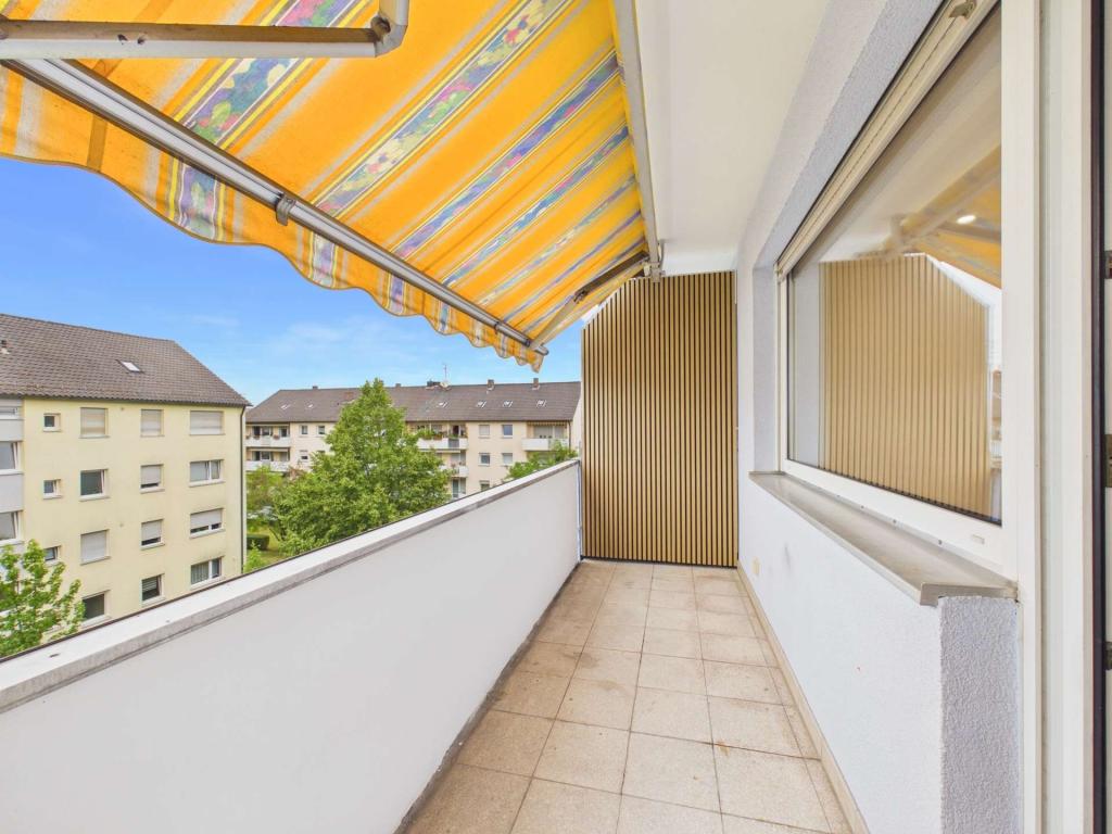 Ankommen, wohlfühlen und das Leben genießen, komplett renovierte 3-Zi.-Wohnung mit sonniger Loggia - Photo 3