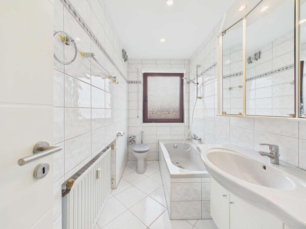 Ankommen, wohlfühlen und das Leben genießen, komplett renovierte 3-Zi.-Wohnung mit sonniger Loggia - Photo 2