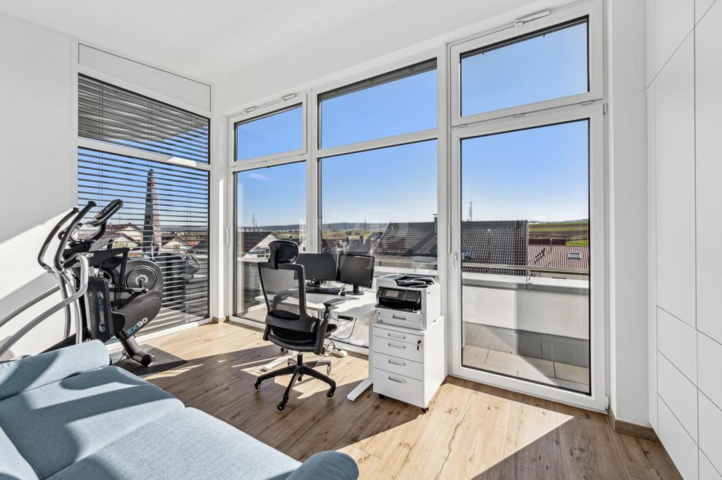 Arbeitszimmer mit Ausblick und Einbauschrank