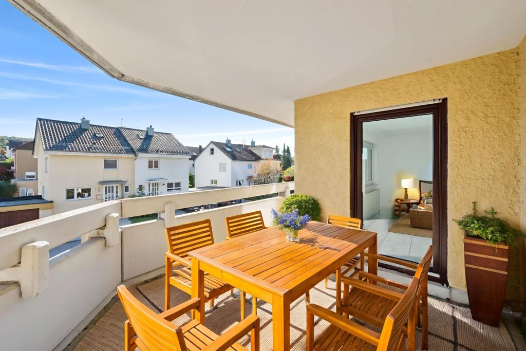 Balkon mit virtuellem Wohnbeispiel
