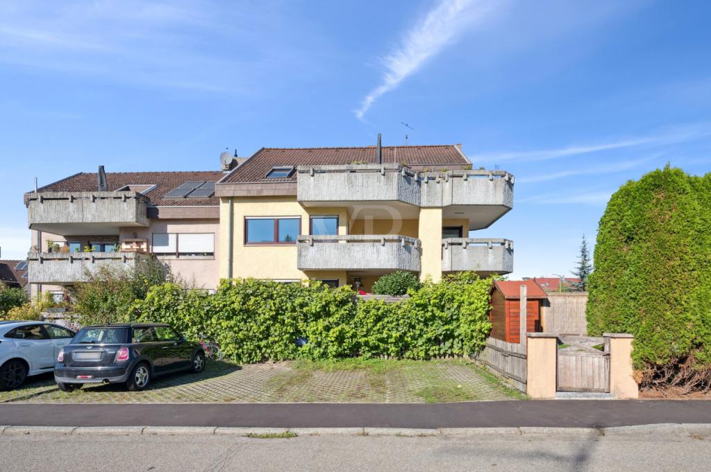 Außenansicht mit Stellplatz (ganz rechts)