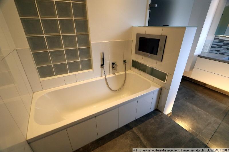 Hochwertiges Bad mit TV