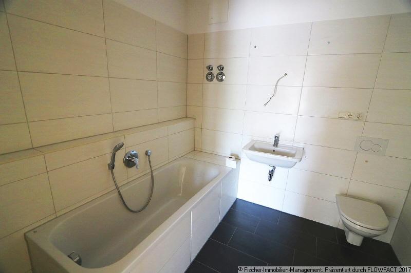 Großes Bad mit Wanne und Dusche