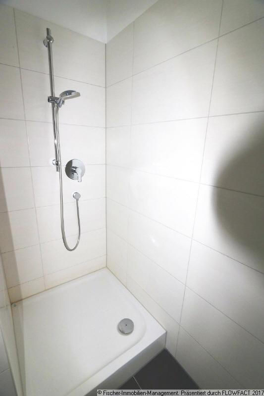 Großes Bad mit Wanne und Dusche 2