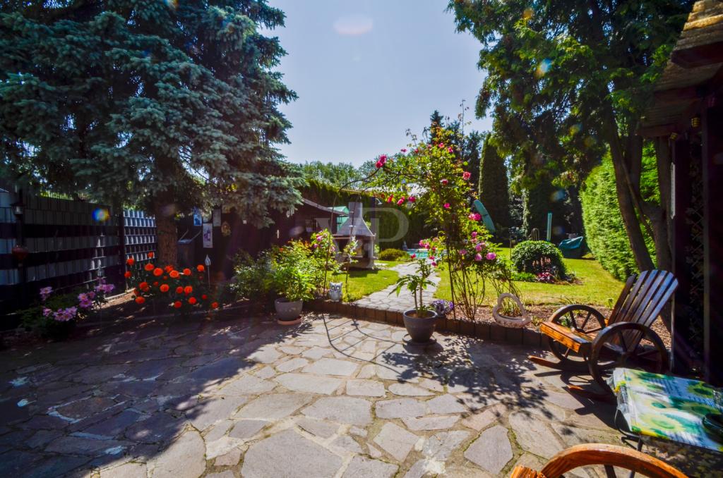 Terrasse mit Blick auf Grundstück