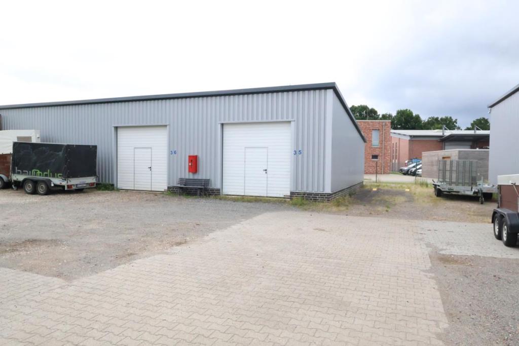 zwei weitere Hallen