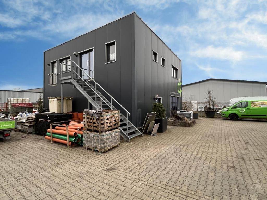 Seitenansicht mit Aufgang Büro