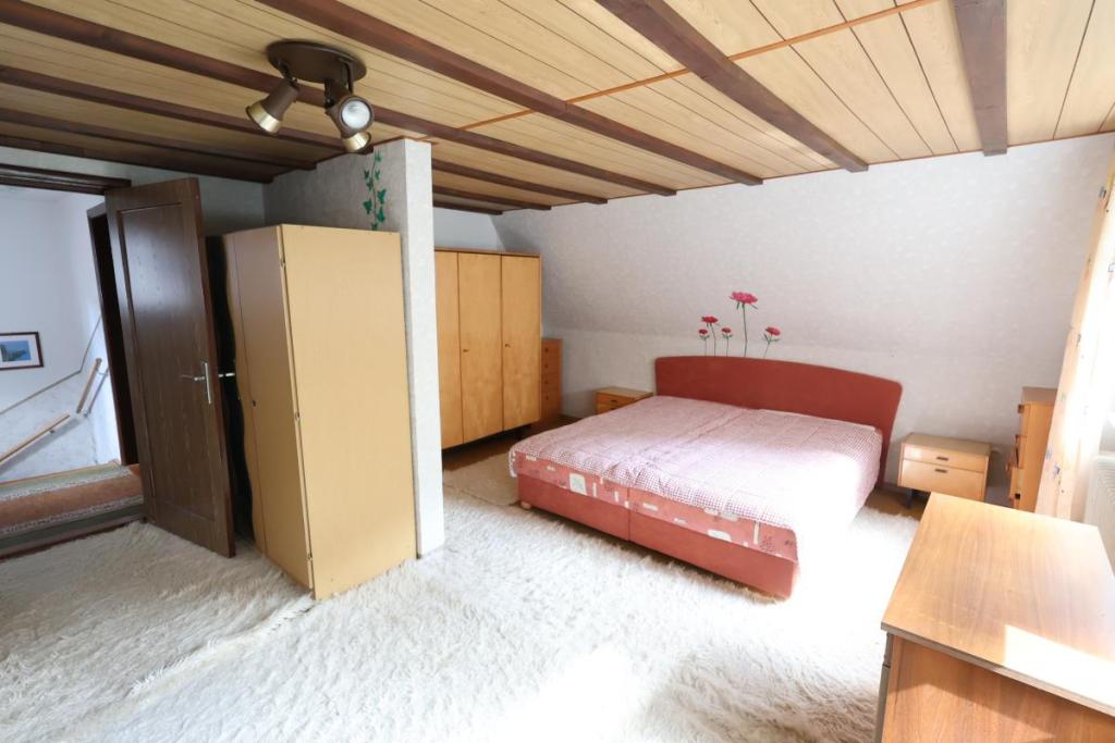 großes Schlafzimmer im Dachgeschoss