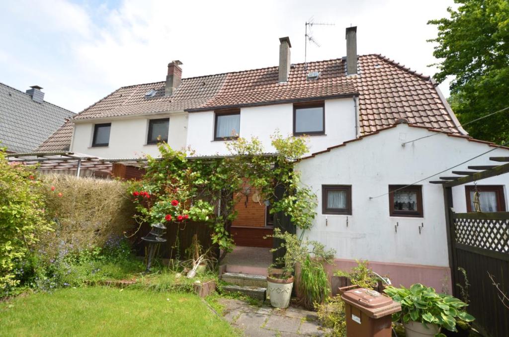 Rückseite mit Terrasse