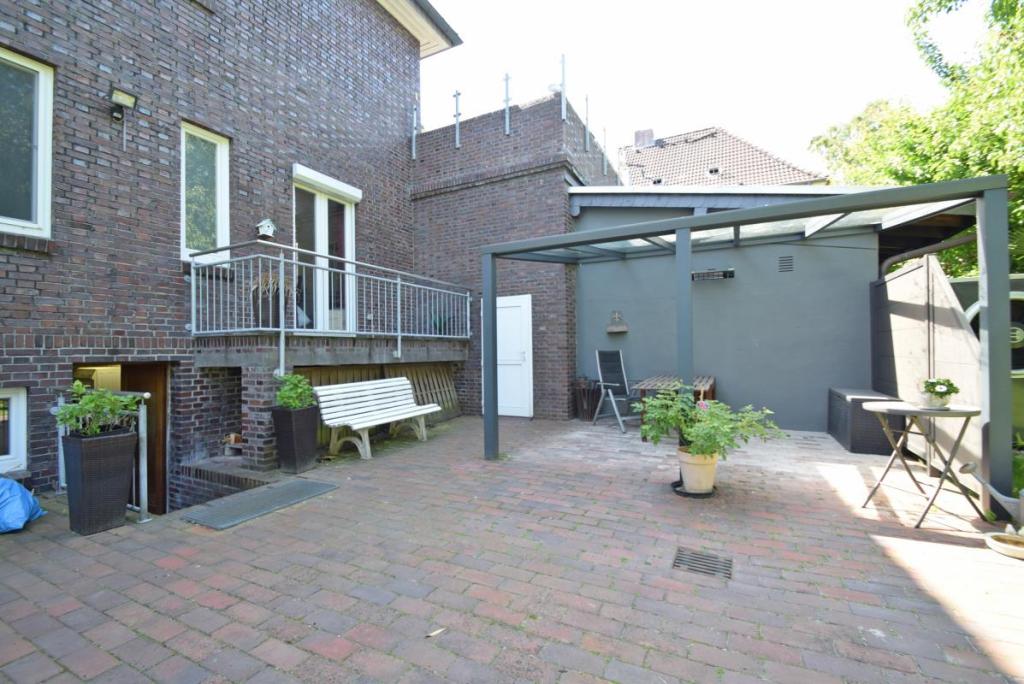 Überdachte Terrasse und Balkon