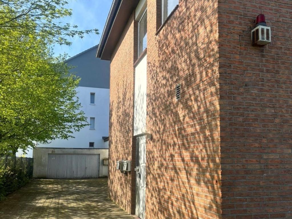 Seitenansicht mit Garagen