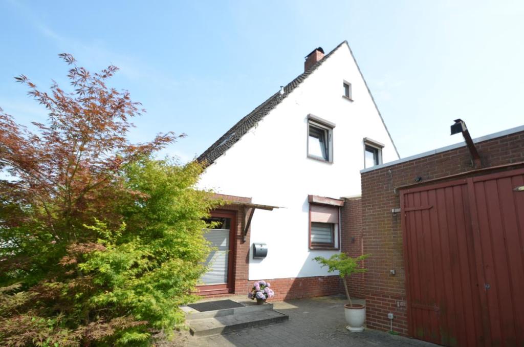 Vorderseite und Garage