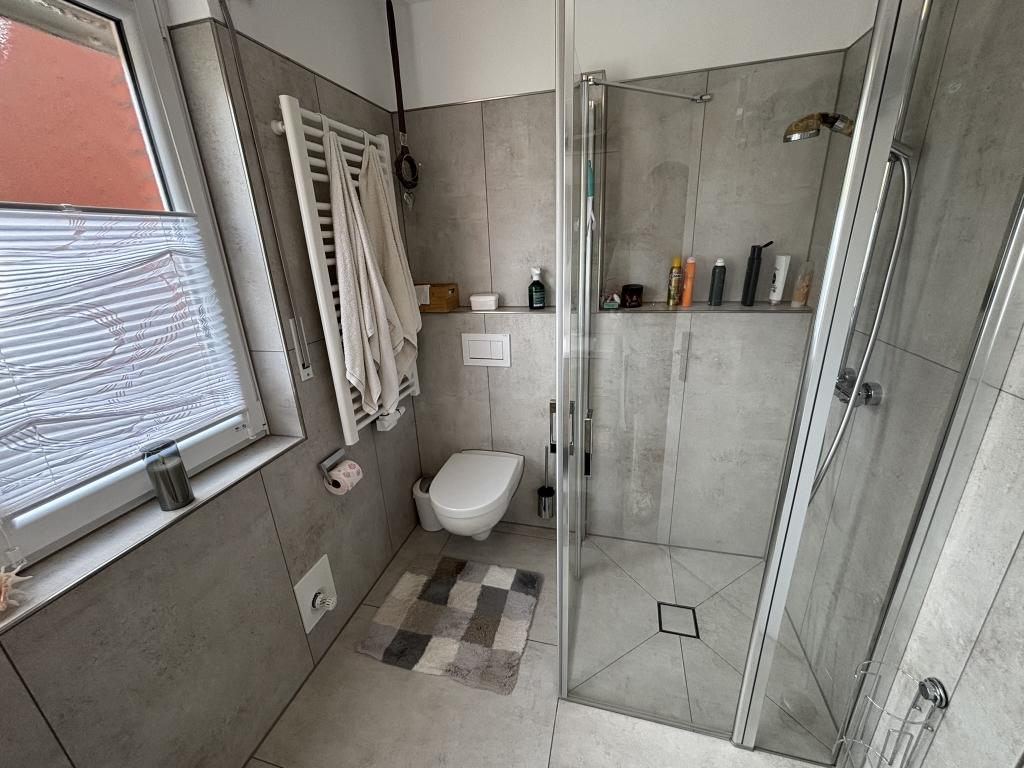 Bad und ebenerdige Dusche